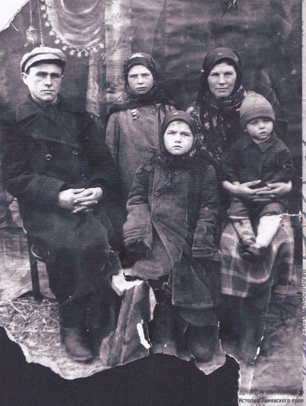 Маматов В. Ф. с женой Анной и детьми