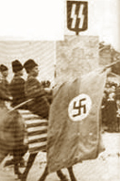Желто-синий флаг со свастикой на параде дивизии СС «Галиция»