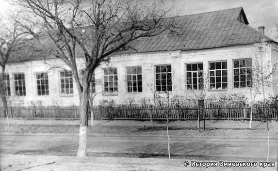 Здание Змиевской мужской гимназии. Фото 1963 года